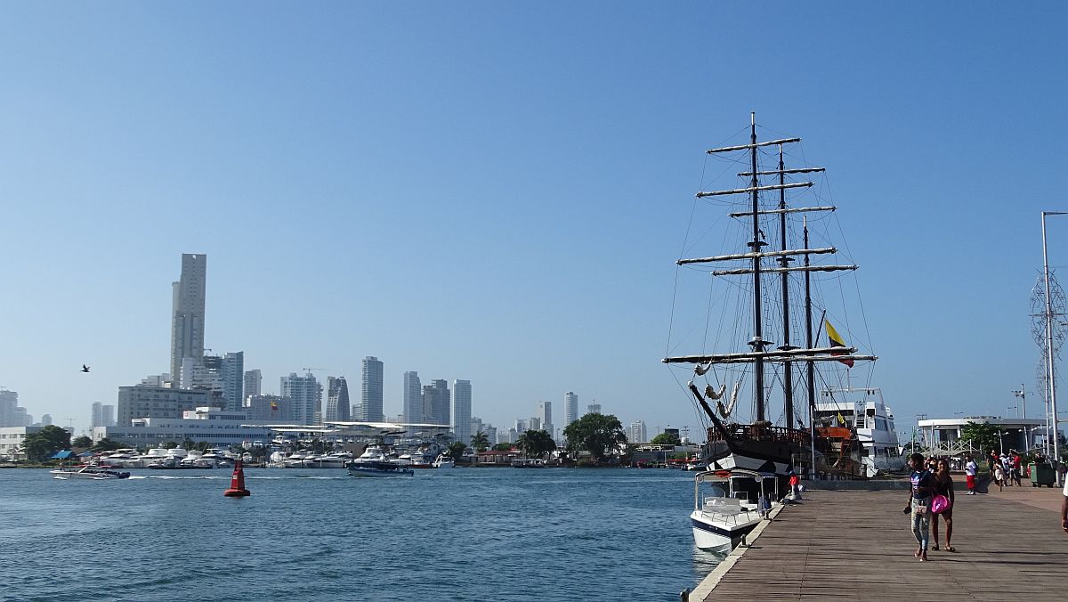 Segelschiff vor der Hotelzone mit Hochhäusern