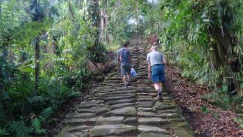 breite Treppe zum Haus des Schamanen