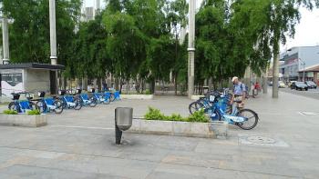 André inspiziert das Fahrradverleihsystem. Wir haben nicht geschafft, es zu benutzen.