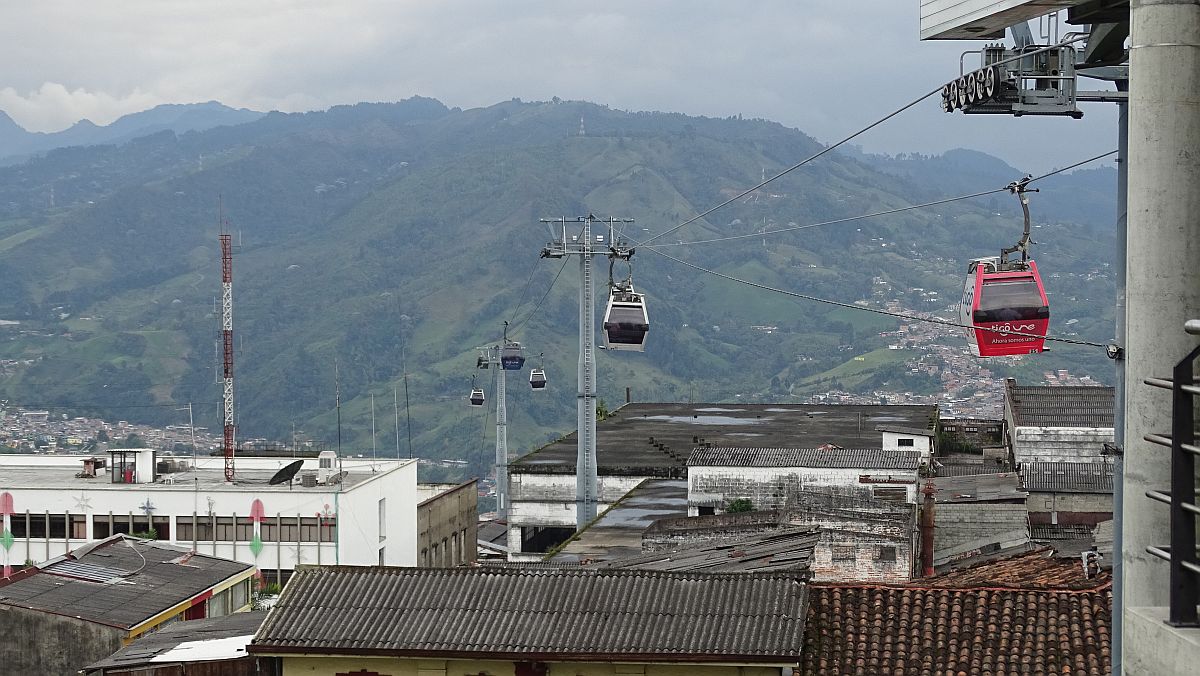 Kabinenbahn- verbindet den Busbahnhof mit dem Zentrum und Villamaría