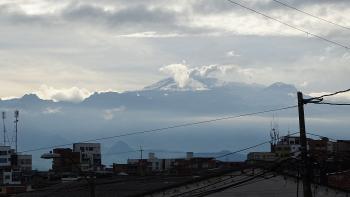 Am Horizont dampft der Vulkan Nevado del Ruiz. Er ist der zweithöchste aktive Vulkan auf der nördlichen Erdhalbkugel.