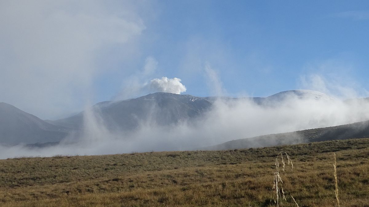 Neben und Vulkan Nevado del Ruiz, der auch Dampf spuckt