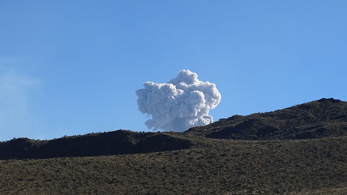 Vulkan Nevado del Ruiz mit größerer Dampferuption