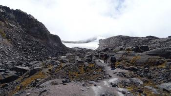 Vulkan Nevado Isabel in den Wolken