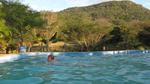 Plantschen im Pool mit Brüllaffengebrüll