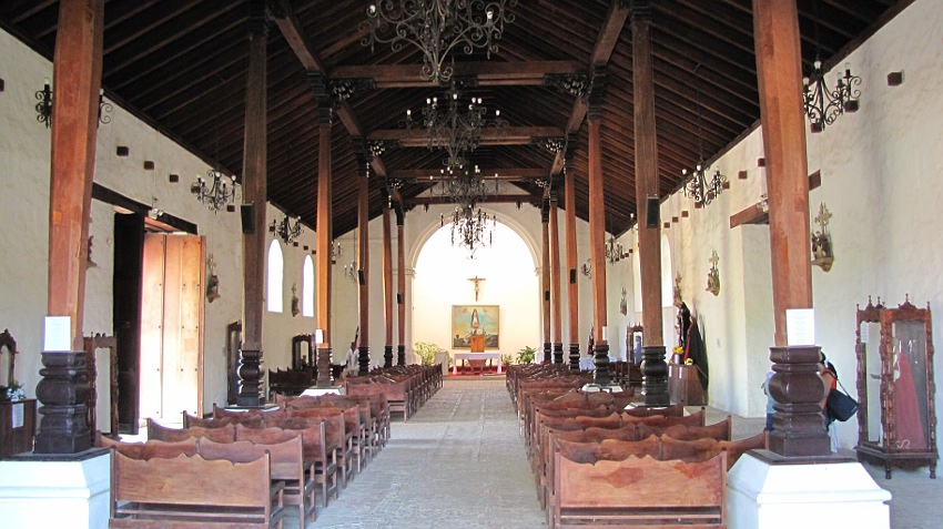 Kircheninneres, schlicht für ein katholisches Haus