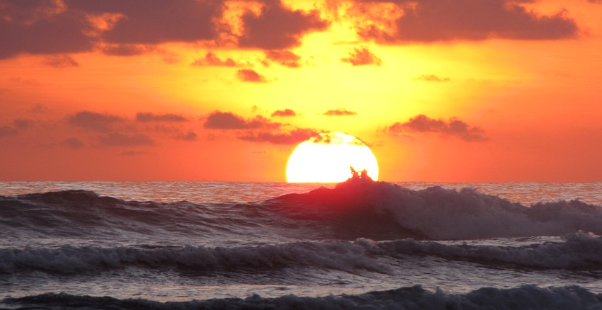 Sonnenuntergang vor Wellen