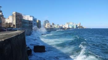 die berühmten Wellenbrecher am Malecon