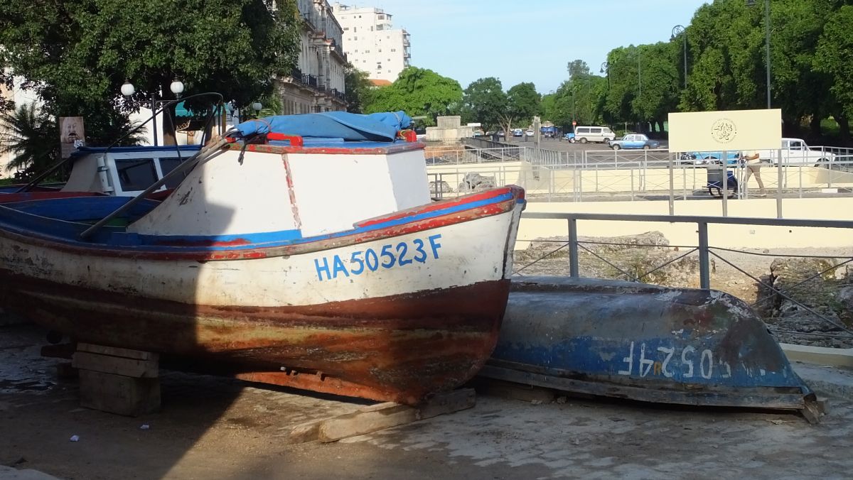 Fischerboote an der Stadtmauer