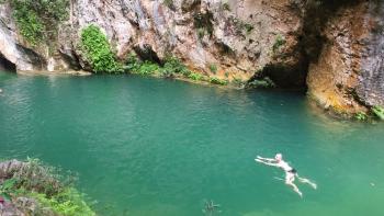 Schwimmen im Wasserfallbecken