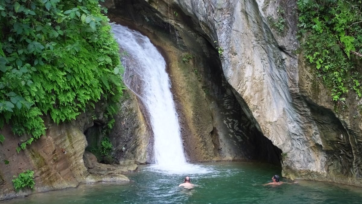 Schwimmen im Wasserfallbecken