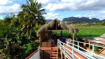 Inspektion der Frühstücksterrasse der Pension in Vinales