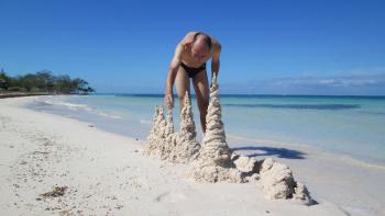 Sandburgenbau mit perfektem weißen Zuckersand