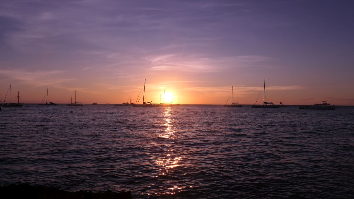 es gibt Touristen die dafür zahlen, auf dem Boot den Sonnenuntergang zu sehen...