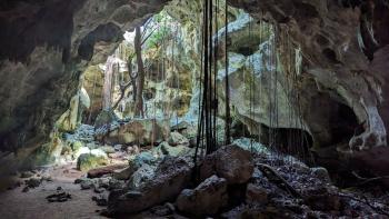 Öffnung 200 Meter weiter an anderen Ende der Höhle