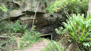 unscheinbarer Engang zu Cueva de Chico