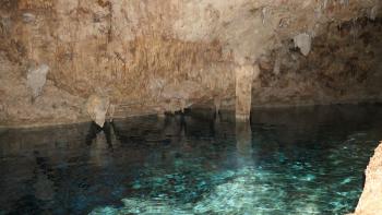 Stalagmiten/titen über und unter Wasser