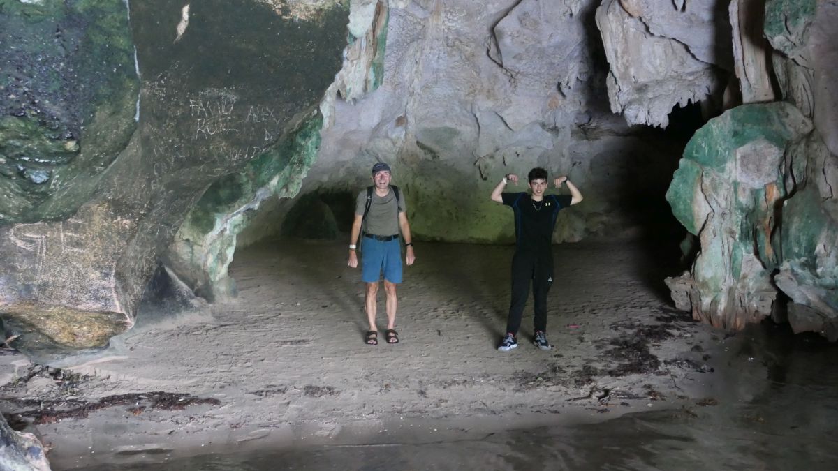 André und ein Junge aus Kolumbien in der Cueva De La Arena