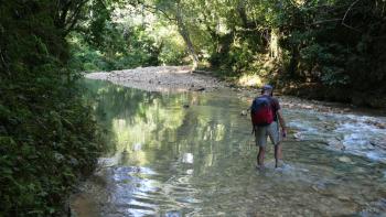 die nächste Flussquerung, gut dass wir wasserfeste Sandalen haben