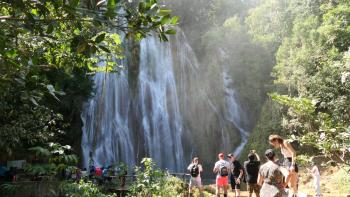 immer mehr Menschen erreichen den Wasserfall, und wir gehen