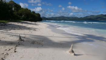 Baden und Sandburgbau an der Playita