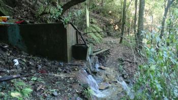 Wasserwirtschaftliche Anlage oberhalb des Wasserfalls