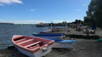 Boote an der Küste von Salinas