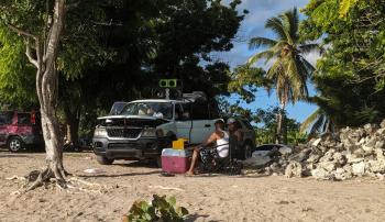 Typisch, Auto kommt an den Strand, Lautsprecher, ohrenbetäubende Musik und die setzen sich direkt vor die Boxen