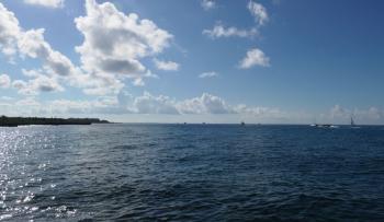 eine Armada von Schnellbooten bringt tausende Touristen auf die Insel Saona