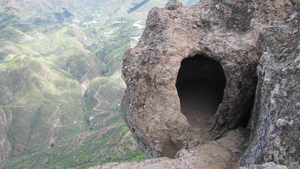 Höhle auf dem Vorgipfel