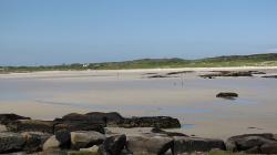 Sandbank mit Verkehrsschildern