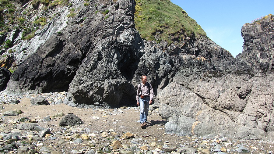 lavaartige Felsen am Strand