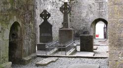 typisches Bild, Gräber in Kirchenruine