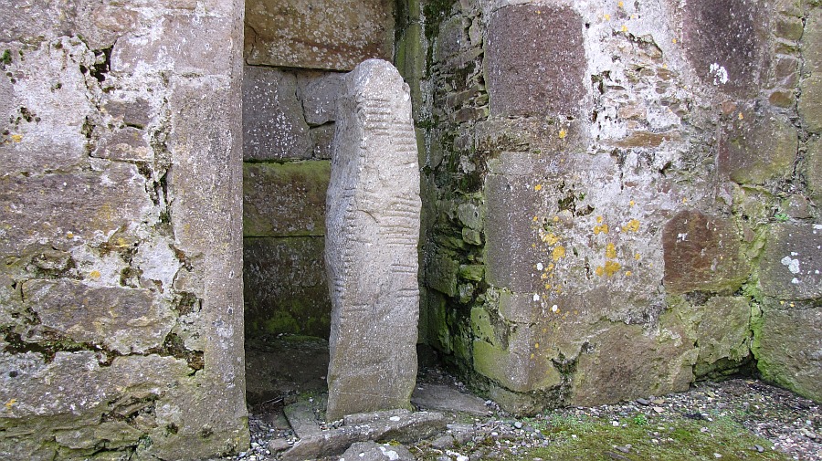 Ogham-Stone, eingemauert als Glücksbringer inn der Kirche von Ardmore. 