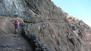 die Wege wie Schwalbennester am Steilhang
