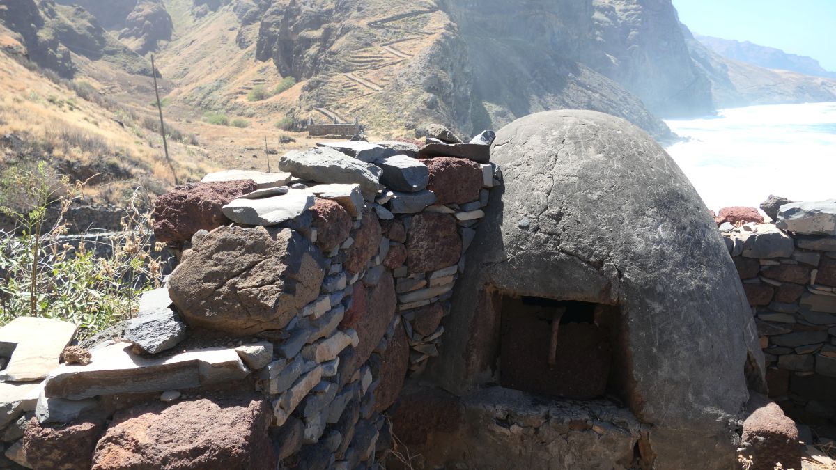 Backofen in einem verlassenen Haus