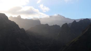 die Sonne steigt langsam über die Berge