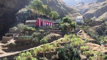 links das rote Haus ist unsere Herberge