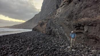 Start der Wanderung mit einem Weg anfangs an der Küste