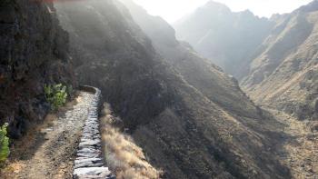 steiler Weg am Abgrund