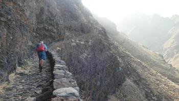 steiler Weg am Abgrund