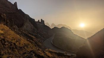 Sonnenaufgang im Staub der Sahara am Ausgangspunkt der Wanderung