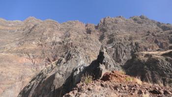 Blick nach oben zur Felswand