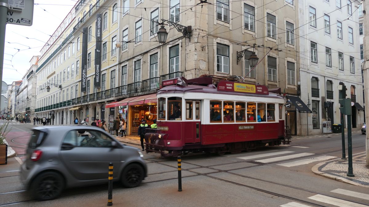 um damit zu fahren warten Touristen mittlerweile 2 Stunden an den Haltestellen