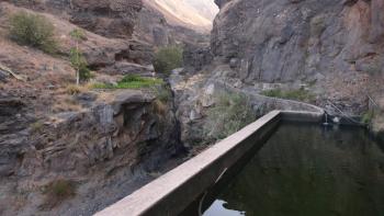 Wasserbehälter, hier müssen wir hoch und die Schlucht umgehen