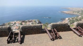 Blick vom  Forte Real de São Filipe zur Küste