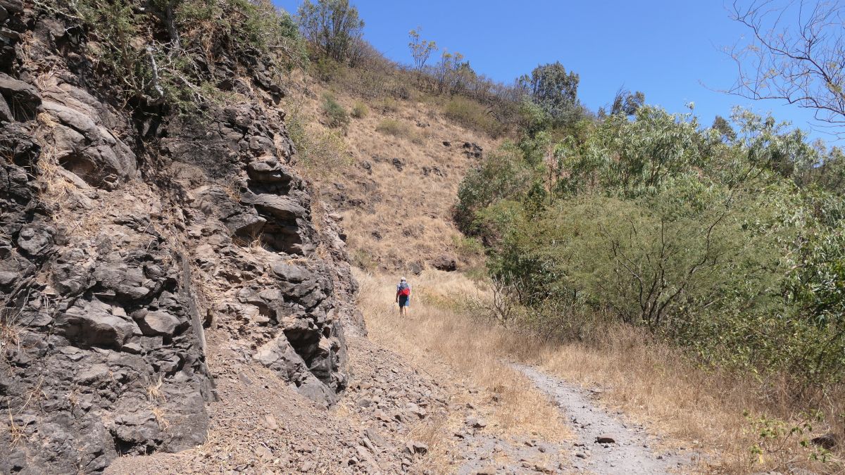 auf der trockenen Seite des Bergkammes