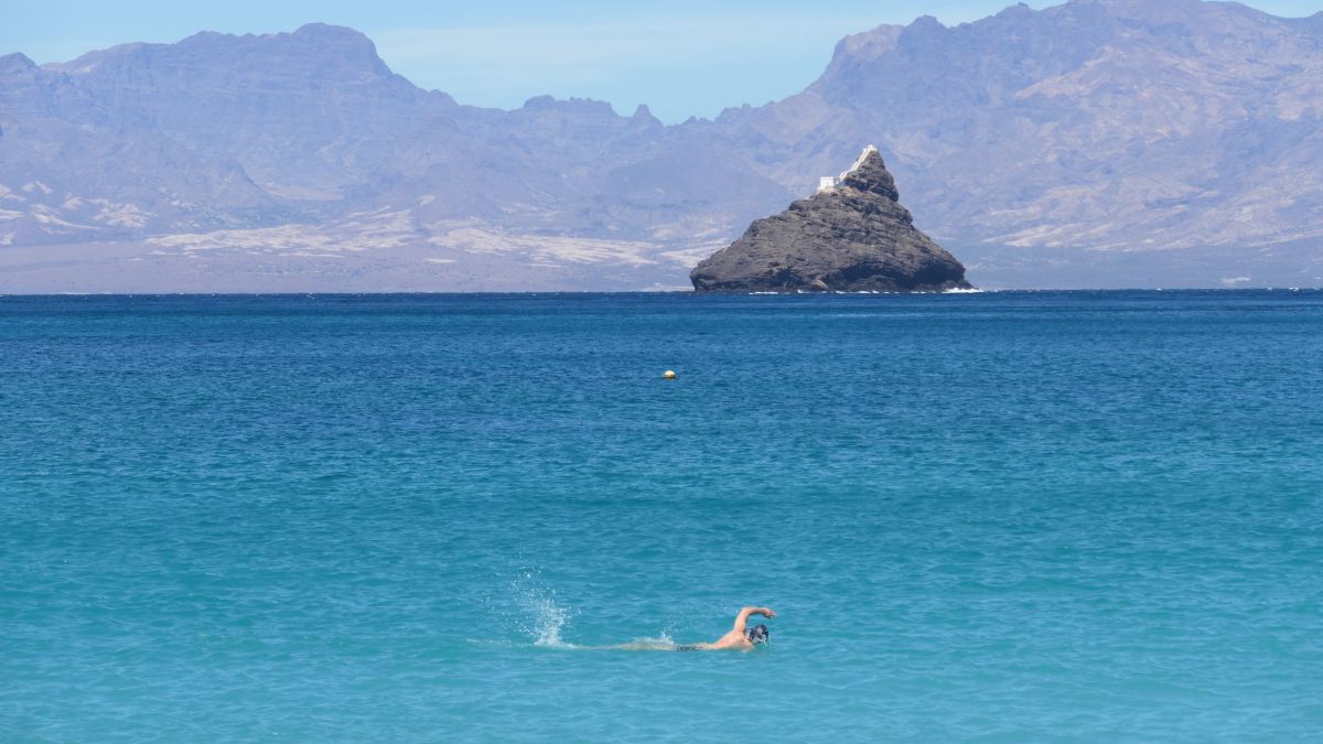 Schwimmer vorm Inselchen Ilhéu dos Pássaros