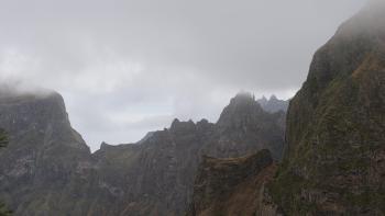 Felsspitzen in den Wolken