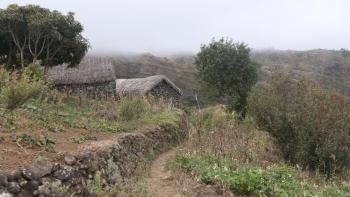 ein typisches Bauernhaus, gebaut aus Naturmaterialien